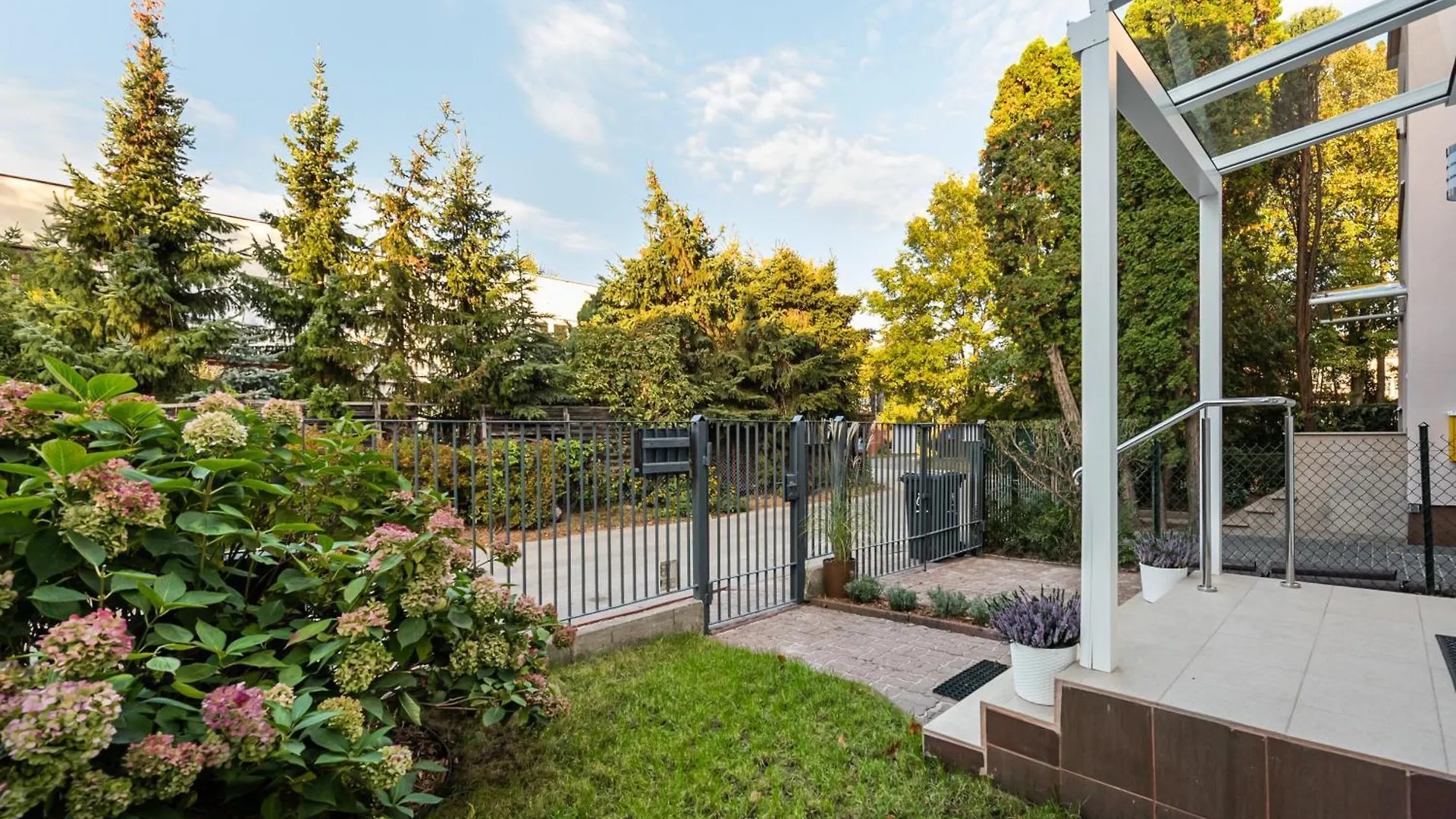 Metro Zacisze Fausta House With Garden Apartment Warsaw